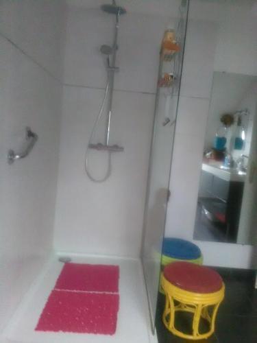 y baño con ducha y taburete amarillo. en Chantilly, en Orvault