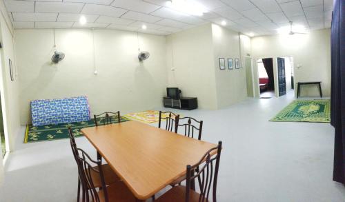 a conference room with a table and chairs in it at Arau Guest House in Arau