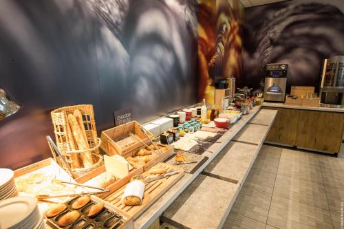 a buffet line with bread and pastries in a store at Hotel ibis Rennes Centre Gare Sud in Rennes