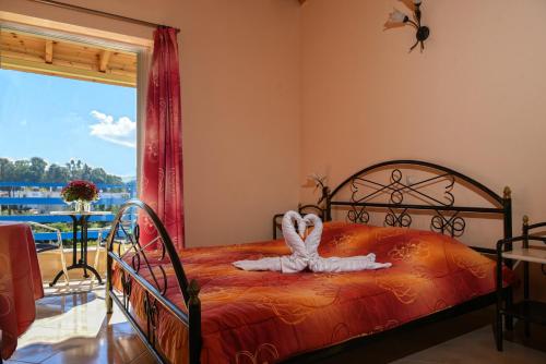 a bedroom with a bed with a stuffed animal on it at Akrogiali in Míloi