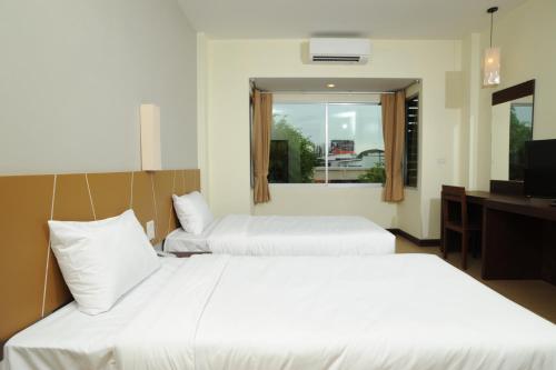 Mawin Hotel في شيانغ ماي: غرفه فندقيه سريرين وتلفزيون