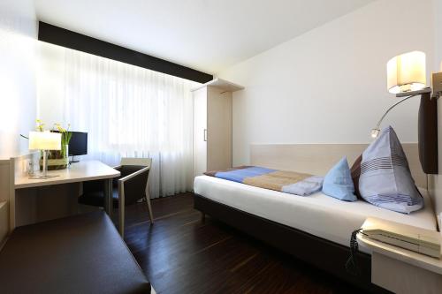 Postel nebo postele na pokoji v ubytování Hotel Kaiserpfalz