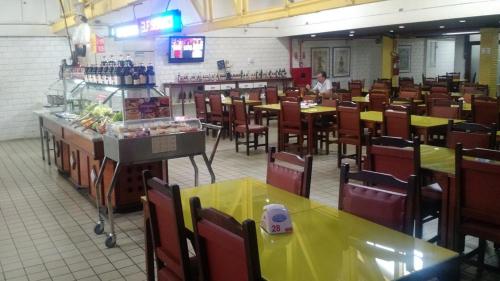 مطعم أو مكان آخر لتناول الطعام في Hotel Lago Azul