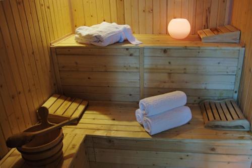 - un sauna avec des serviettes et une lampe au-dessus dans l'établissement Silver Hotel, à Oradea