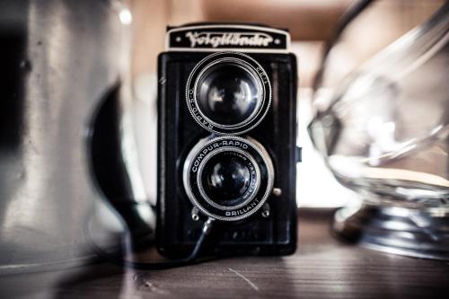 a camera sitting on top of a wooden table at B&B Pizzeria Zur Traube in Montagna