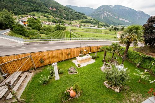 a garden with a cemetery and a road at B&B Pizzeria Zur Traube in Montagna