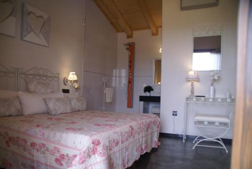 アルマデンにあるCasa Rural "El Peralillo"のベッドルーム1室(ベッド1台、テーブル、窓付)