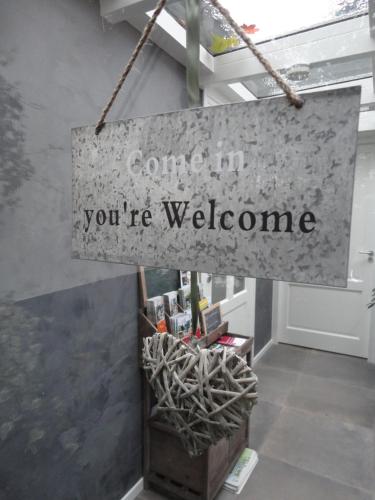 a sign that reads coming in youre welcome at B&B De Willemshoeve in Wageningen