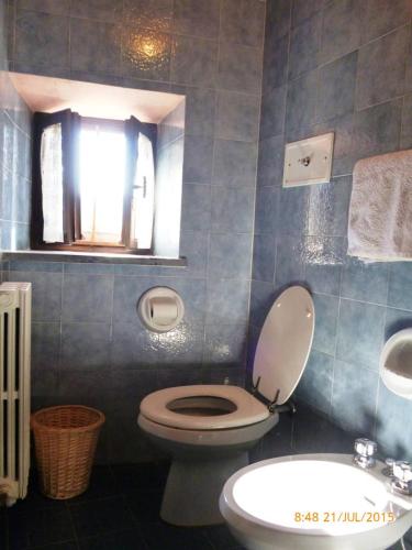 Tuscany Village Hideaway في Motrone: حمام مع مرحاض ومغسلة