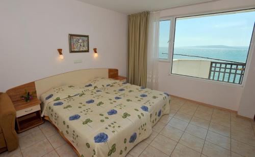 Un pat sau paturi într-o cameră la Hotel Oasis - Beach Access