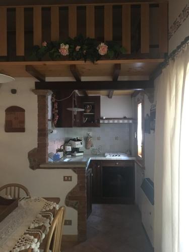Η κουζίνα ή μικρή κουζίνα στο Family Home in Cerreto Laghi