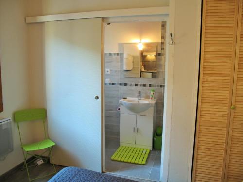 un piccolo bagno con lavandino e specchio di Studio RIGA ad Ax-les-Thermes