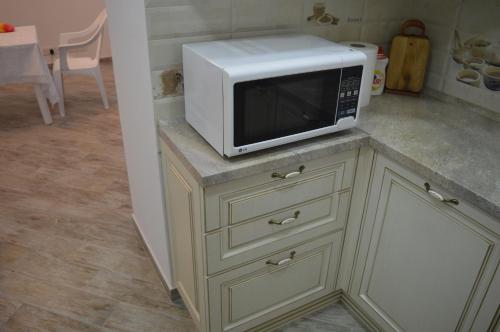 a microwave sitting on top of a counter in a kitchen at Dream House in Bălţi