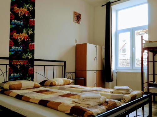 1 dormitorio con 2 camas y nevera en Hostel 1910 en Belgrado