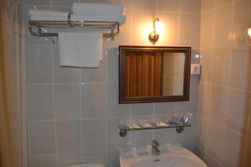 a bathroom with a sink and a mirror at La Posada de Rosa in Hita