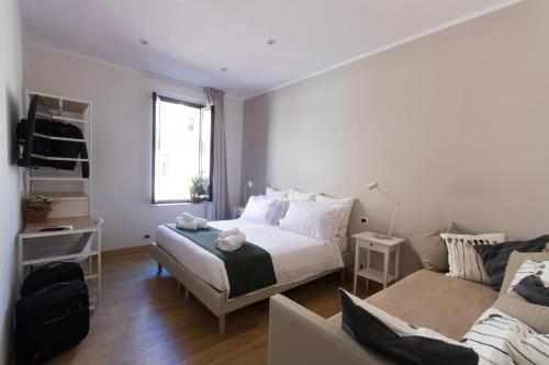 sypialnia z łóżkiem i kanapą w obiekcie Colosseo Guest House w Rzymie