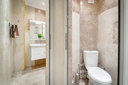 ห้องน้ำของ Unique atmosphere with golden standard design