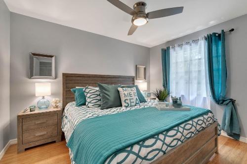 Schlafzimmer mit einem Bett und einem Fenster mit blauen Vorhängen in der Unterkunft Family Vacation Villa, Water Park, Endless Amenities in Kissimmee