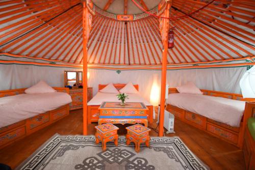 Säng eller sängar i ett rum på Yourte Nomade-Lodge
