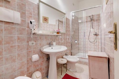 e bagno con lavandino, servizi igienici e doccia. di ROMA CENTER, Rione Monti, Apartament a Roma