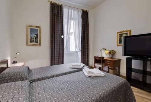 ein Hotelzimmer mit einem Bett und einem Flachbild-TV in der Unterkunft ROMA CENTER, Rione Monti, Apartament in Rom