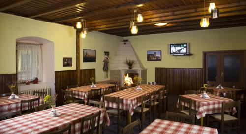 مطعم أو مكان آخر لتناول الطعام في Penzion Pinokio