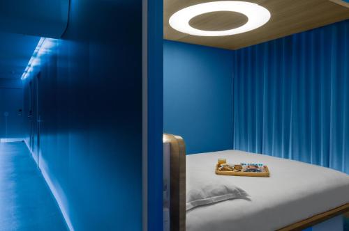Ένα ή περισσότερα κρεβάτια σε δωμάτιο στο Hôtel Odyssey