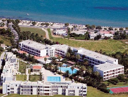 Een luchtfoto van Tigaki Beach Hotel