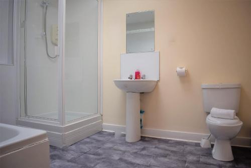 uma casa de banho com um WC, um lavatório e um chuveiro em Kelpies Serviced Apartments Callum- 3 Bedrooms- Sleeps 6 em Livingston