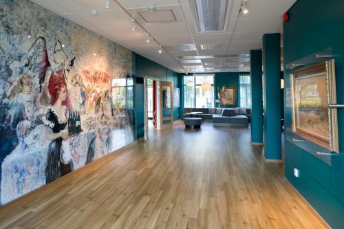 a room with a large painting on the wall at Skara Konsthotell in Skara