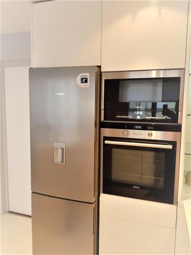 La cuisine est équipée d'un four et d'un réfrigérateur en acier inoxydable. dans l'établissement St Germain des Prés, Paris, à Paris