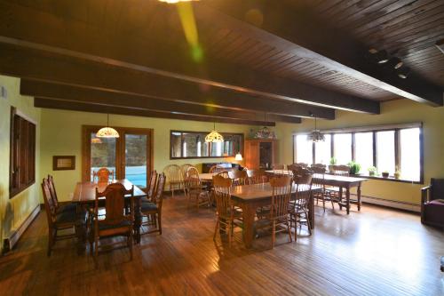 Fennville的住宿－Hop & Vine Inn，用餐室配有木桌和椅子
