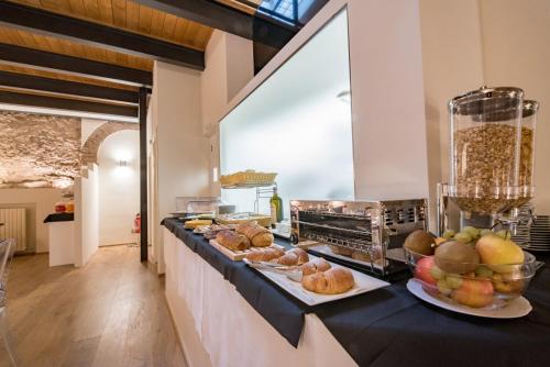 a kitchen counter filled with food and drinks at Hotel Il Palazzo in Assisi