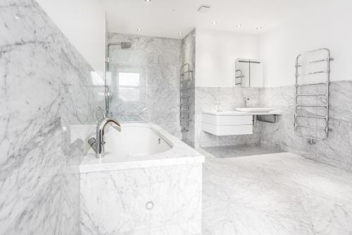 Bilik mandi di South View House