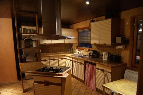 a kitchen with a stove and a sink in it at Gîte du Thalala in Bernardvillé