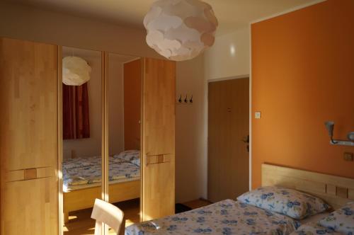 เตียงในห้องที่ Haus Kollin