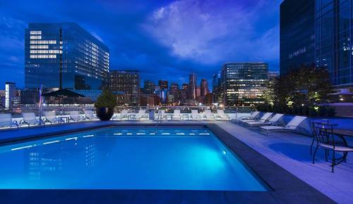 Peldbaseins naktsmītnē Global Luxury Suites at Boston Seaport vai tās tuvumā