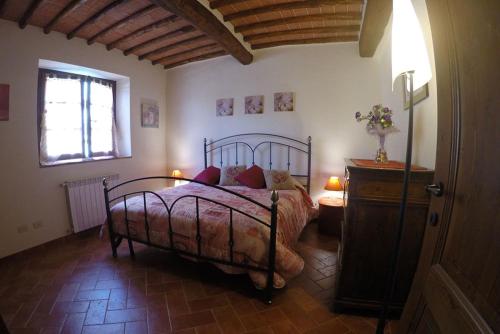 - une chambre avec un lit et une fenêtre dans l'établissement Massimo House, à Castellina in Chianti
