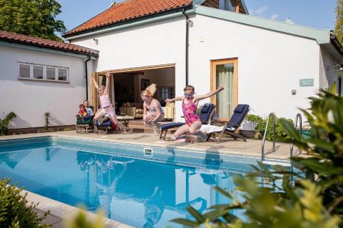 Kolam renang di atau dekat dengan Vicarage House & Pool House