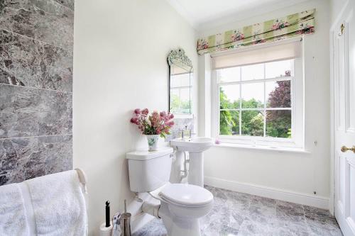 Bilik mandi di Vicarage House & Pool House