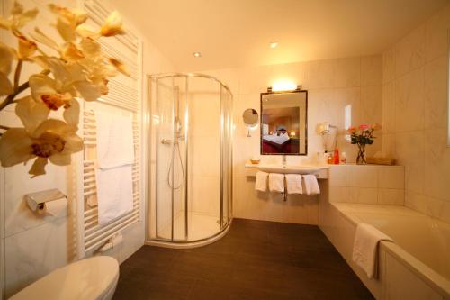A bathroom at Hotel Resch
