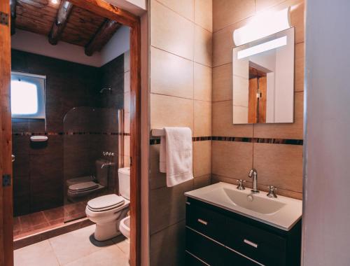 Ett badrum på Azalea Luxury Lodge