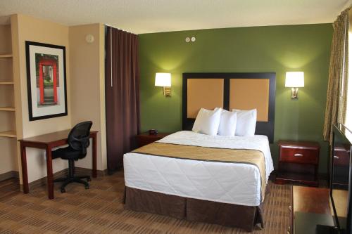 Tempat tidur dalam kamar di Extended Stay America Suites - Houston - Katy Freeway - Energy Corridor