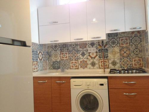 a kitchen with a washing machine in a kitchen at Zübeyde Hanım Homes in İzmir
