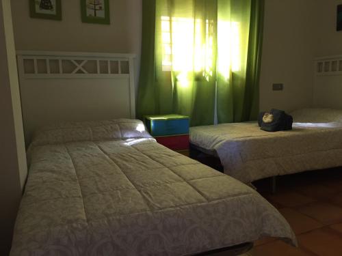 um quarto com 2 camas e uma janela em Punta Umbría Playa Ria em Punta Umbría
