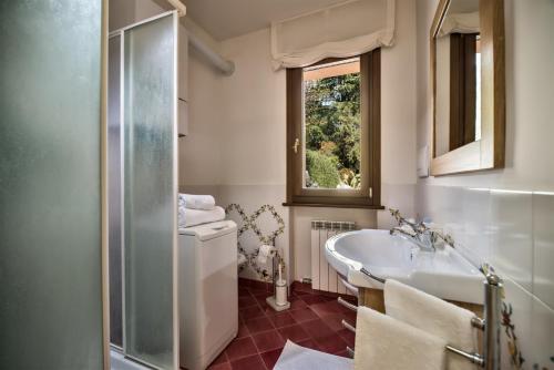 un bagno con lavandino, water e finestra di La Residenza di Carolina a Cassino