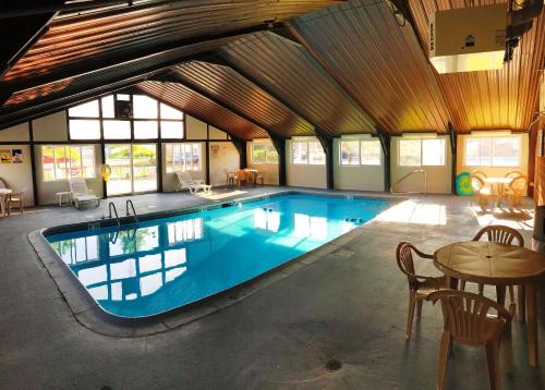 Swimming pool sa o malapit sa Adirondack Efficiencies