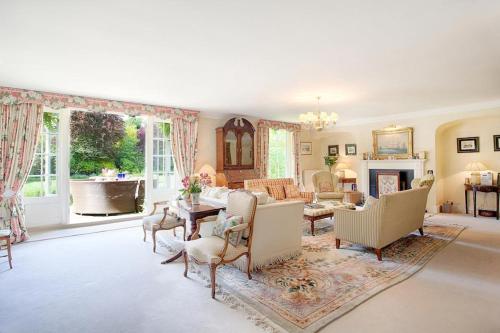 Ruang duduk di Vicarage House & Pool House
