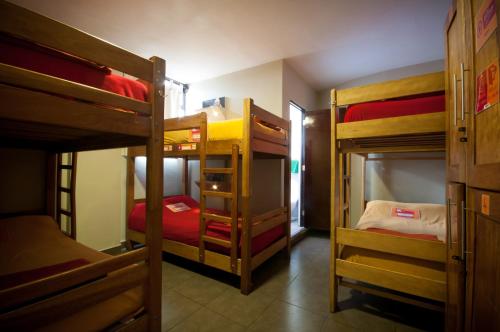 Ein Etagenbett oder Etagenbetten in einem Zimmer der Unterkunft Pariwana Hostel Lima