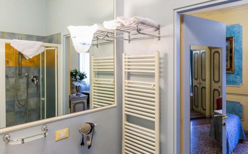 Vonios kambarys apgyvendinimo įstaigoje Antica Residenza D'Azeglio Room&Breakfast di Charme